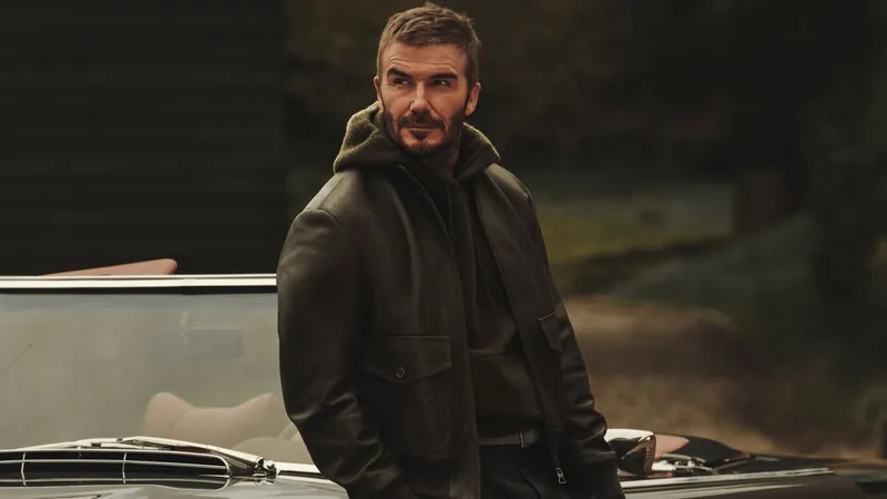Campaña de HUGO BOSS BOSS by Beckham otoño/invierno 2026: David Beckham con chaqueta de cuero junto a un descapotable clásico