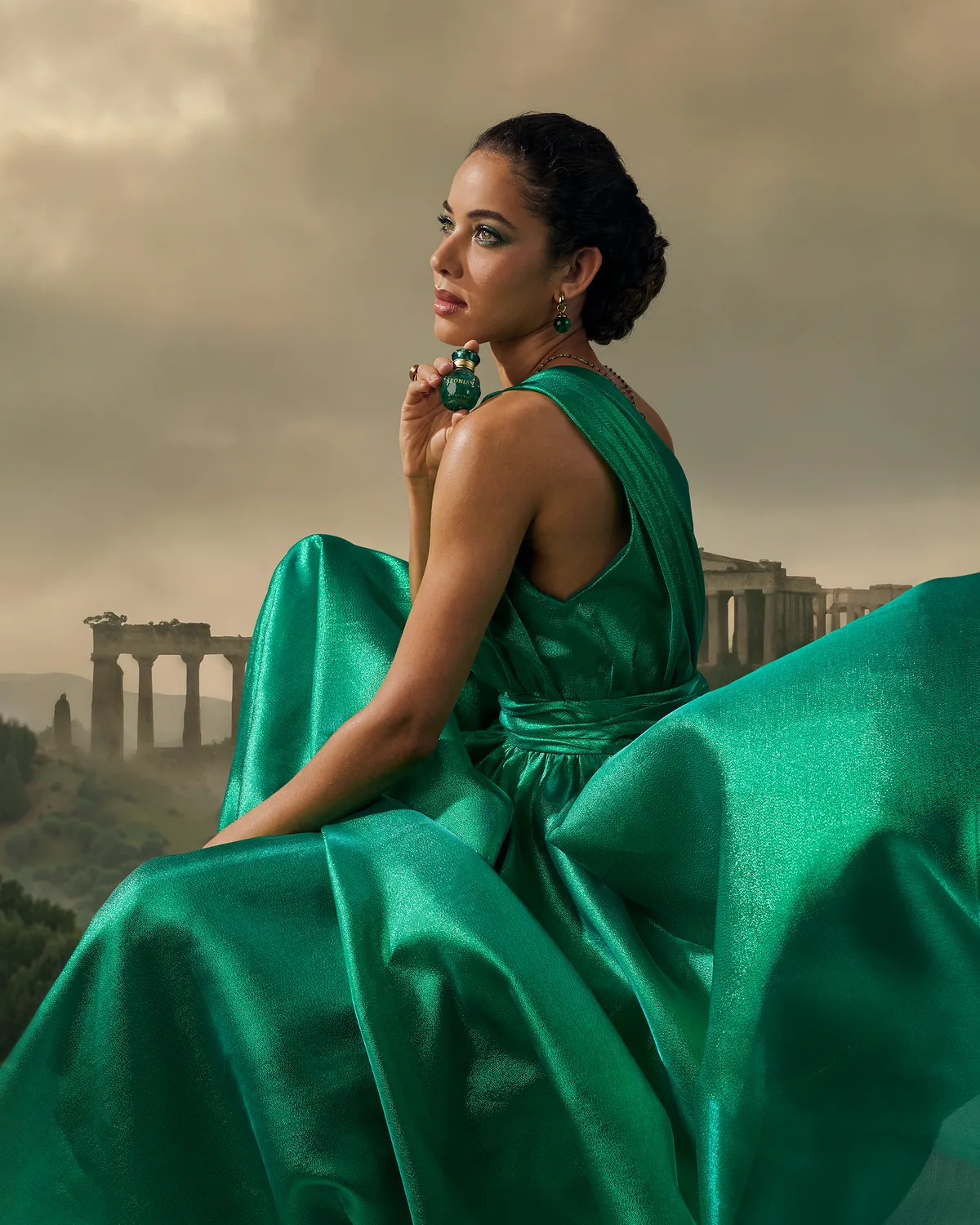 Campaña de Rituals Aeonian: mujer con vestido verde ante un paisaje con columnas antiguas