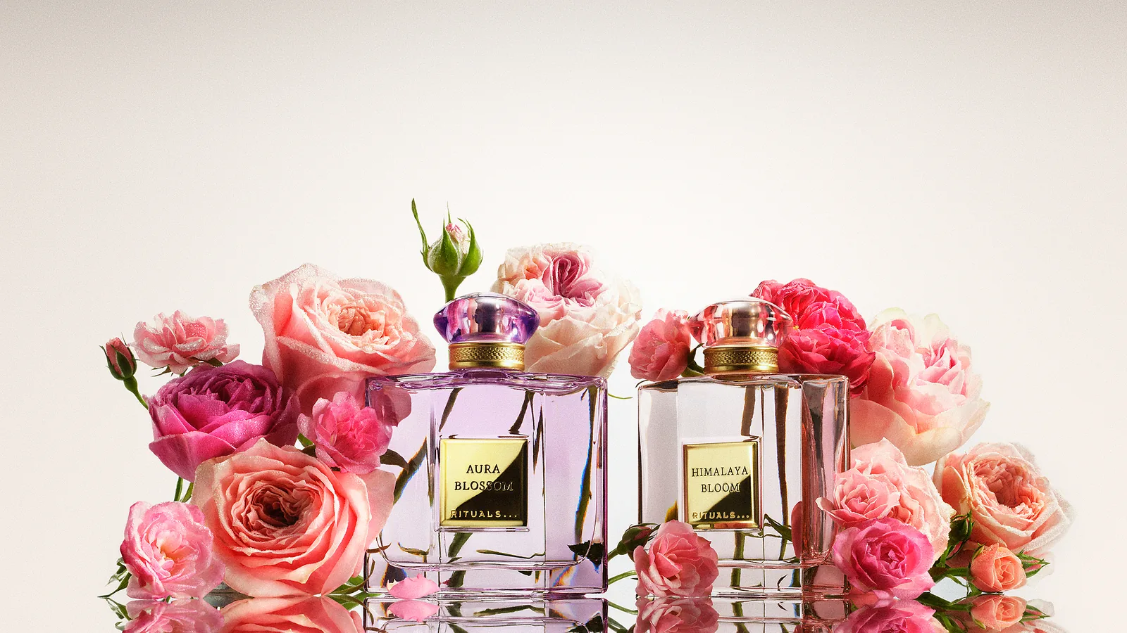 Rituals The Founder's Collection: frascos de Aura Blossom y Himalaya Bloom entre rosas