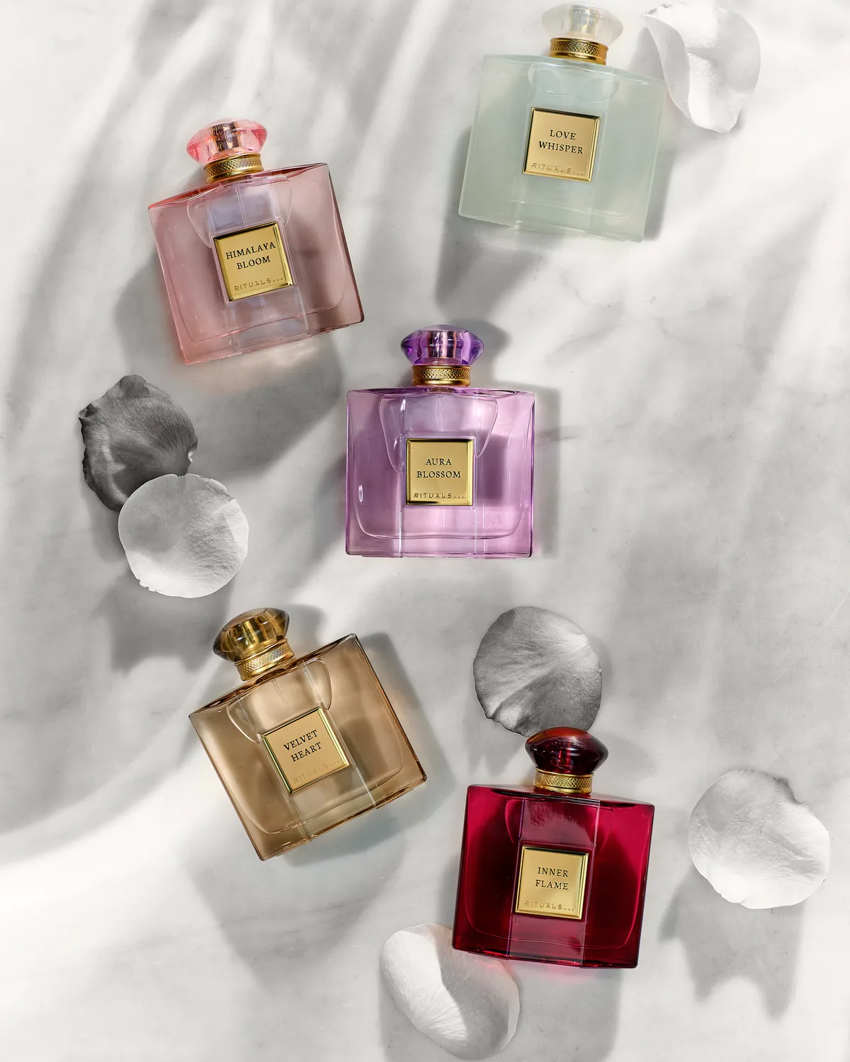 Rituals The Founder's Collection: cinco frascos con pétalos sobre una tela clara